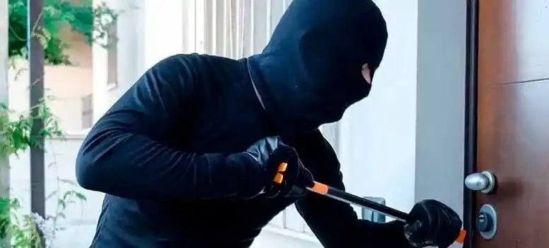 ladron intentando hacer la tecnica del bumping